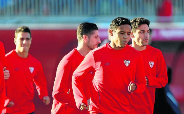 Muriel adelanta por la derecha a Ben Yedder