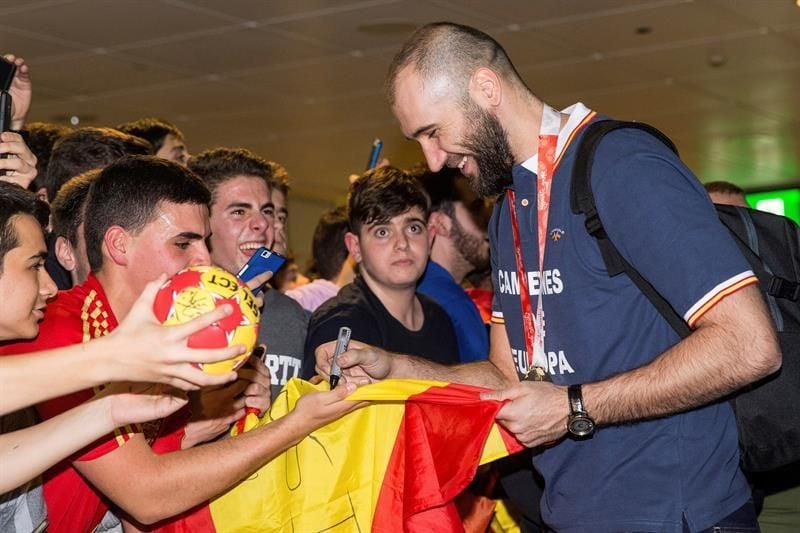 La selección española de balonmano desata la locura en Barajas