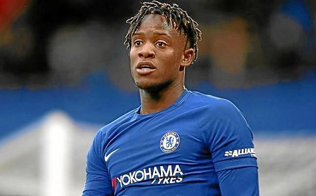 Batshuayi se entrena con el Chelsea a la espera de movimientos