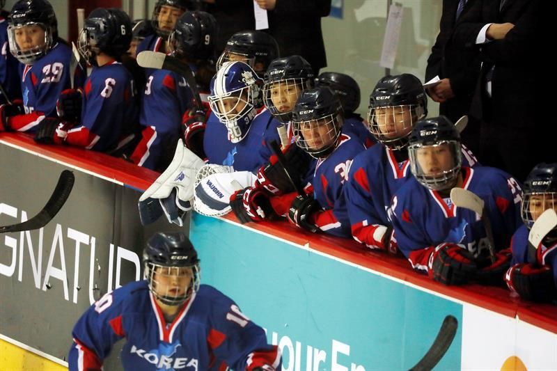 El equipo unificado coreano de hockey sobre hielo disputa un histórico partido