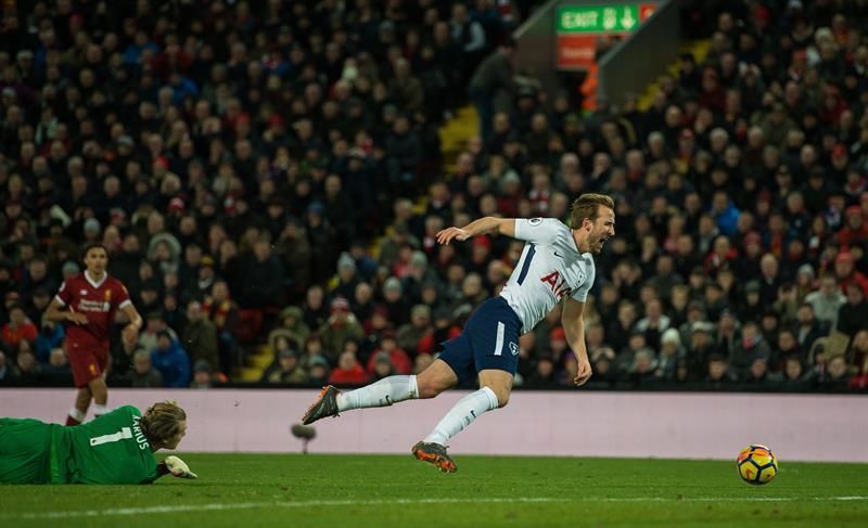 Kane rescata un punto con polémica en el minuto 95 y frustra al Liverpool (2-2)