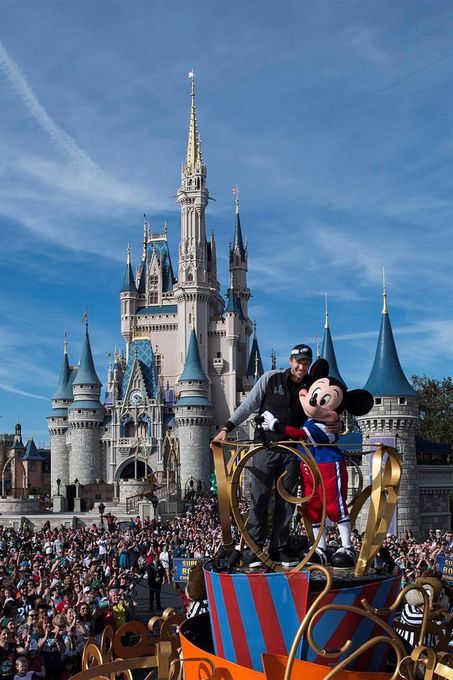 Nick Foles celebra la victoria de los Eagles con la magia de Disney World