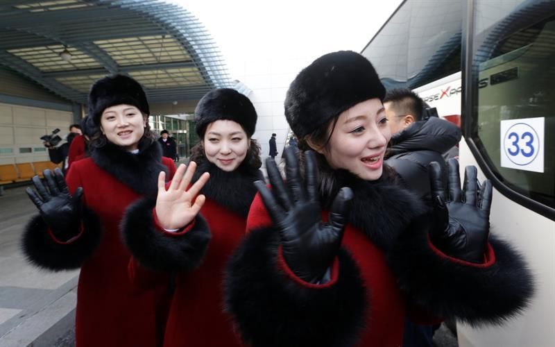 Centenares de animadoras norcoreanas cruzan la frontera para asistir a los JJOO