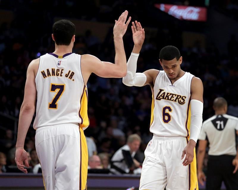 Los Cavaliers sorprenden con el traspaso de Thomas a los Lakers por Clarkson y Nance Jr.