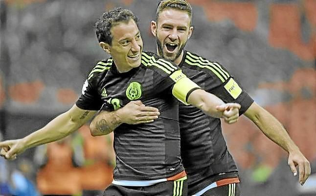 Guardado bromea con Layún: "Desgraciadamente, decidió mal"