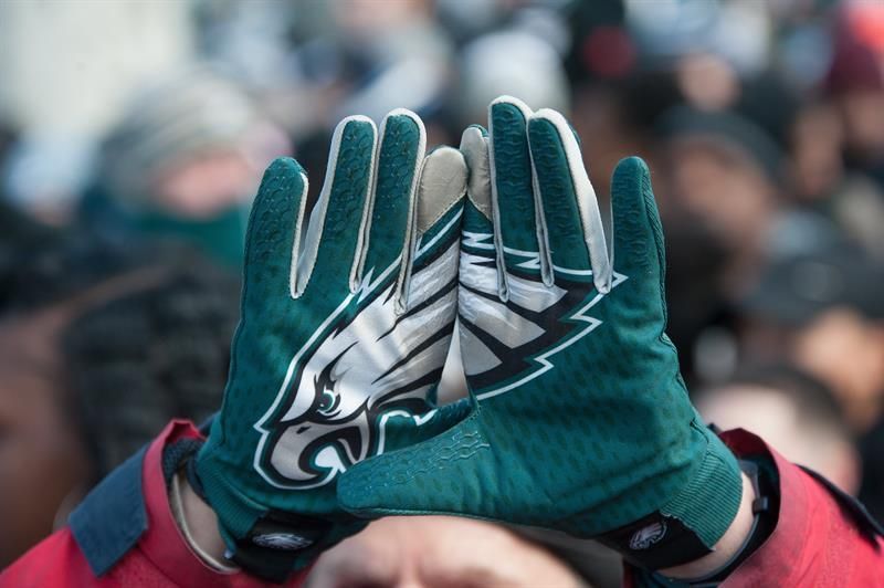 Miles de personas vitorean a los Eagles en su desfile de campeones del Super Bowl