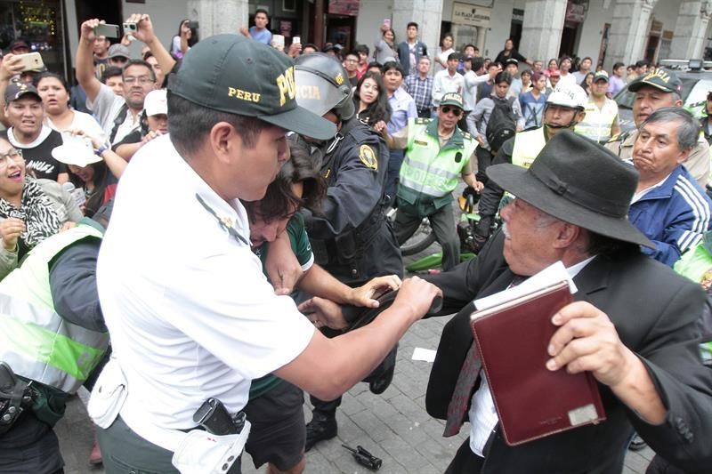 Seguidores del Wanderers y peruanos se pelean en plaza de Armas de Arequipa