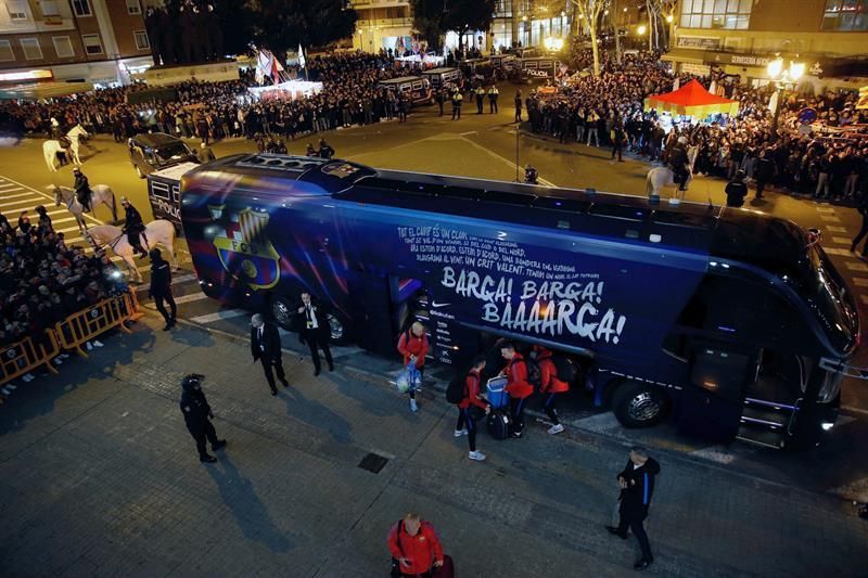 El autocar del Barça recibió el impacto de una piedra al salir de Mestalla