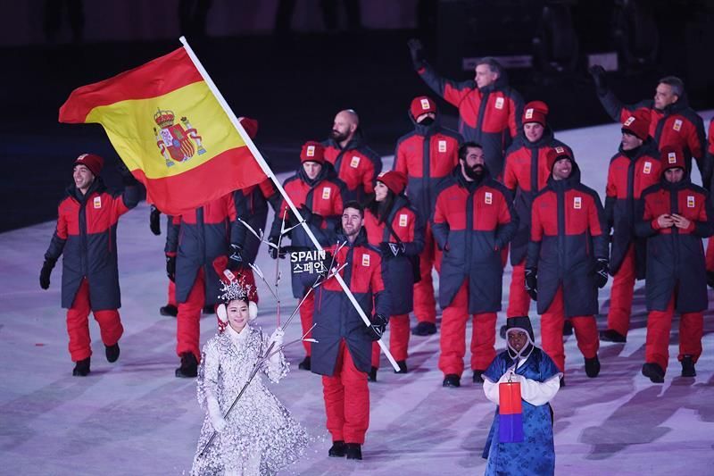 España desfila de rojo y gris tras la sonrisa del cumpleañero Eguibar