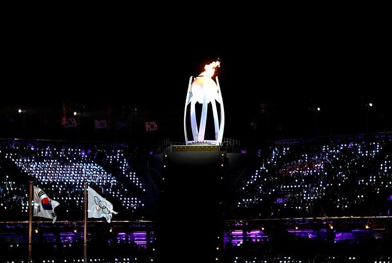 La medallista surcoreana de patinaje Kim Yu-na enciende el pebetero olímpico
