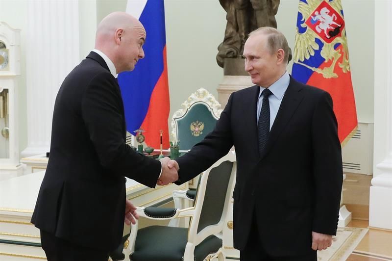 Putin recibe a Infantino para abordar los preparativos del Mundial