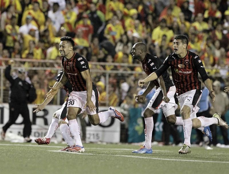 Alajuelense llega al liderato con dos goles del hondureño Rojas en Costa Rica