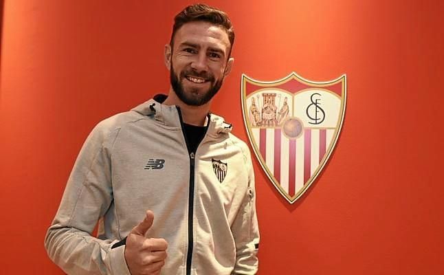 Layún: "Bromeo con Guardado, pero en el derbi iremos a muerte"
