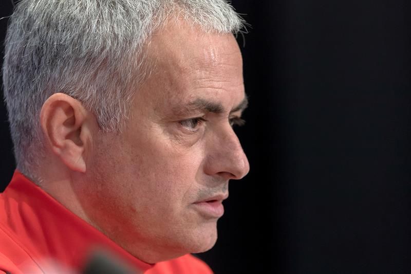 Mourinho dice que los rumores sobre la posible salida de Pogba son "mentira"