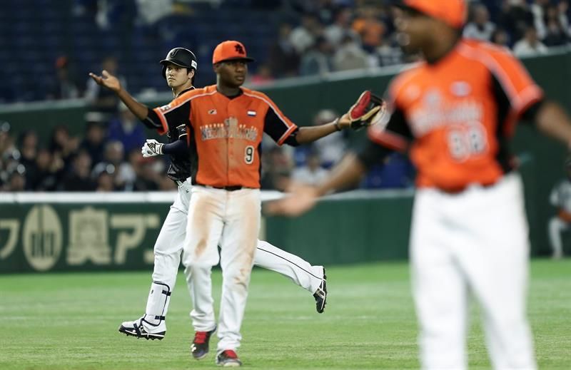 Shohei Ohtani impresiona en su primera sesión de "bullpen" con los Angelinos
