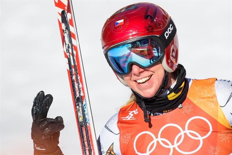 Ledecka, especialista en snowboard, sorprende con su victoria en supergigante