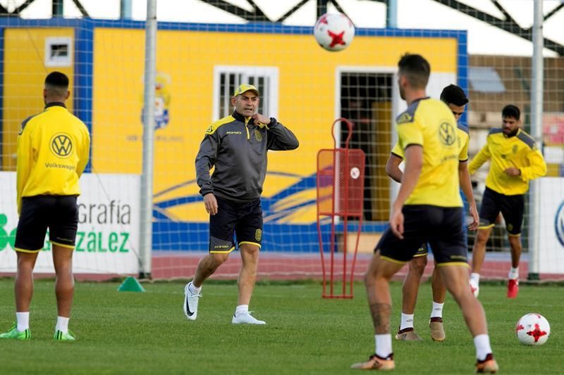 La UD Las Palmas regresa a los entrenamientos sin Peñalba, Emenike y Momo