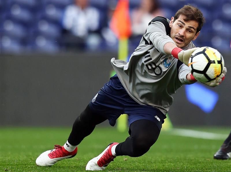 Casillas enerva a la afición del Sporting al insinuar un arbitraje favorable