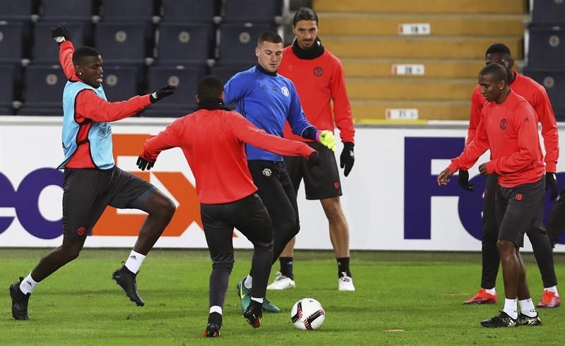 Pogba, Zlatan y Herrera se entrenan con el United antes de viajar a Sevilla