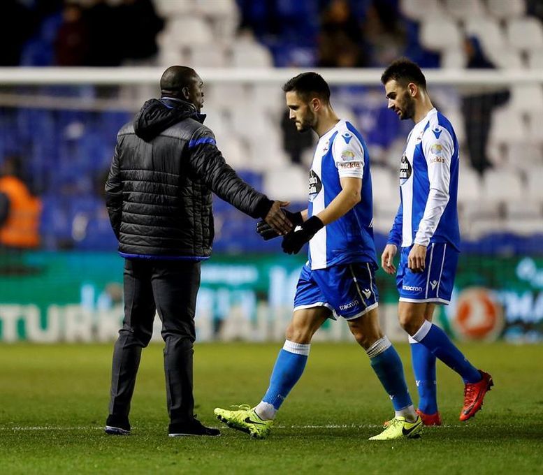 Seedorf programa una sesión para la zaga del equipo más goleado