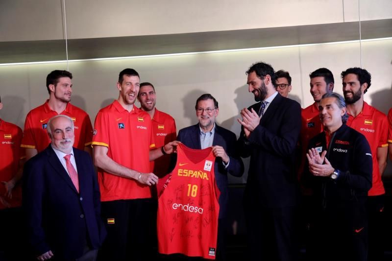 Mariano Rajoy recibe una camiseta de la selección española de baloncesto