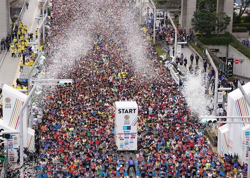 El keniano Chumba y la etíope Dibaba vencen en la maratón de Tokio