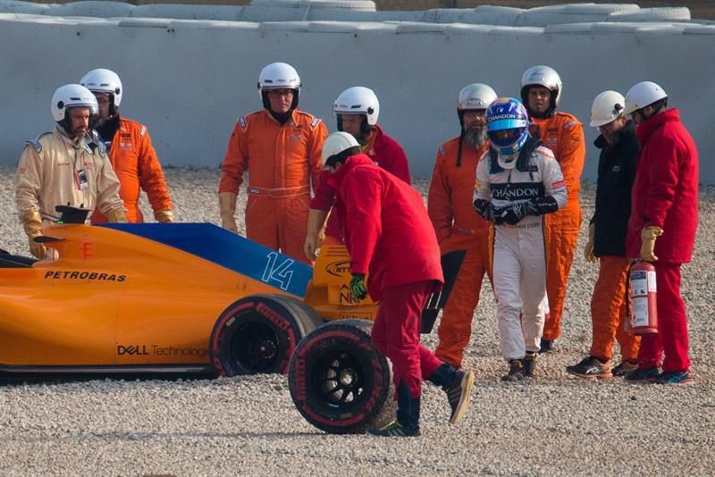 Matinal improductiva para Alonso, que perdió una rueda por una tuerca defectuosa