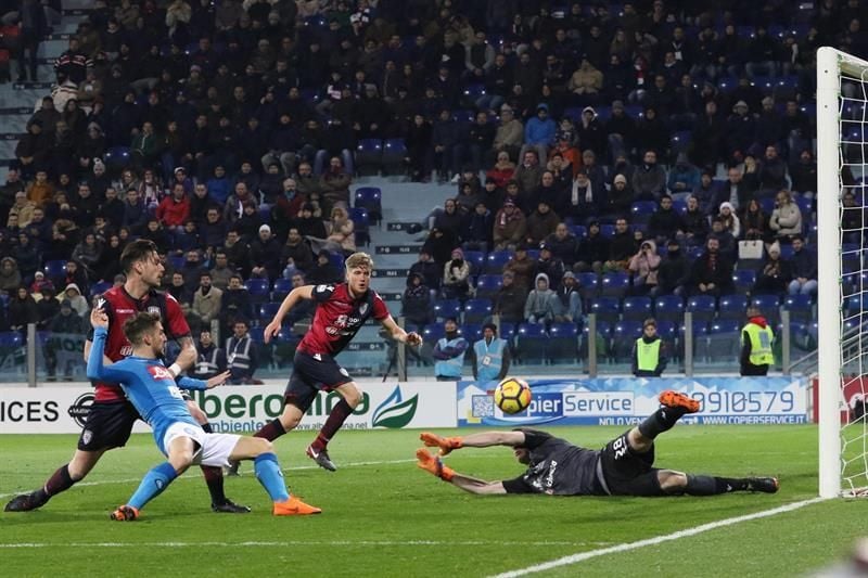 El Nápoles arrolla 5-0 al Cagliari y se escapa en lo más alto de la Serie A