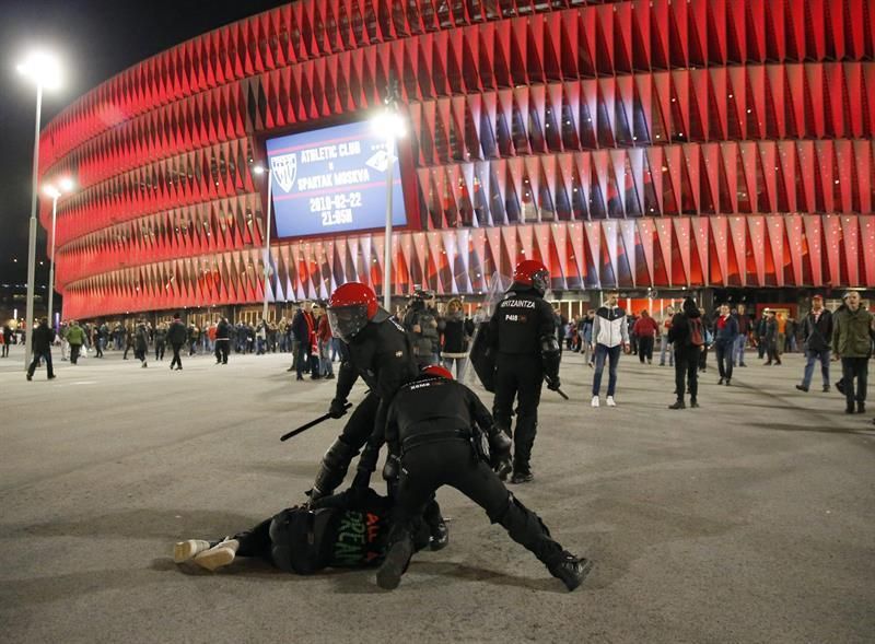La UEFA incluye al ertzaina fallecido en Bilbao entre los homenajeados en el Congreso