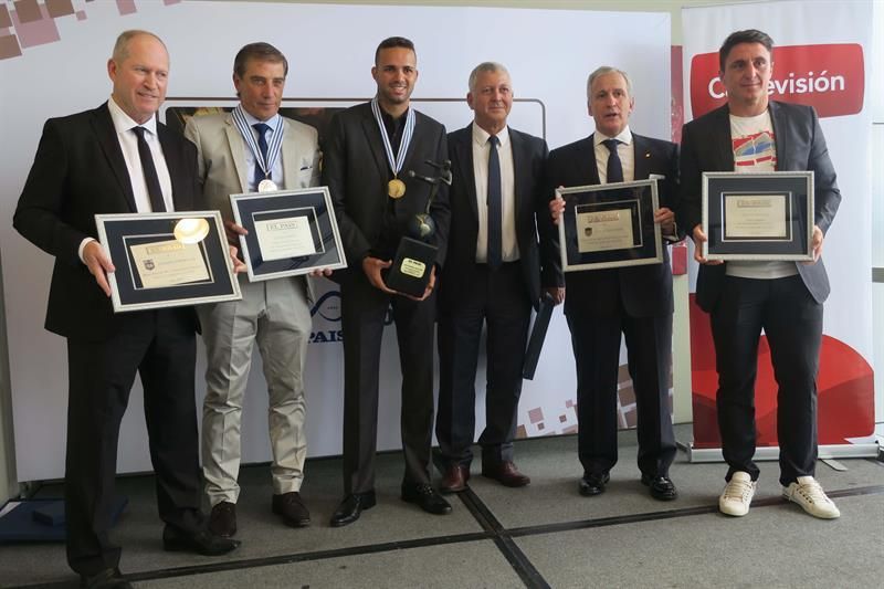 Cebolla Rodríguez, premiado como el mejor futbolista uruguayo tras el título con Peñarol