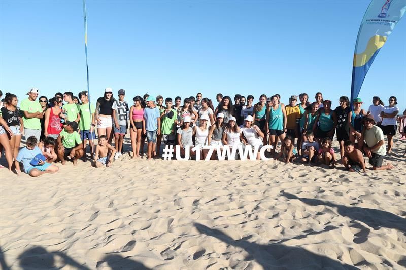 Uruguay organiza un evento en la playa para promocionar el Mundial femenino Sub'17