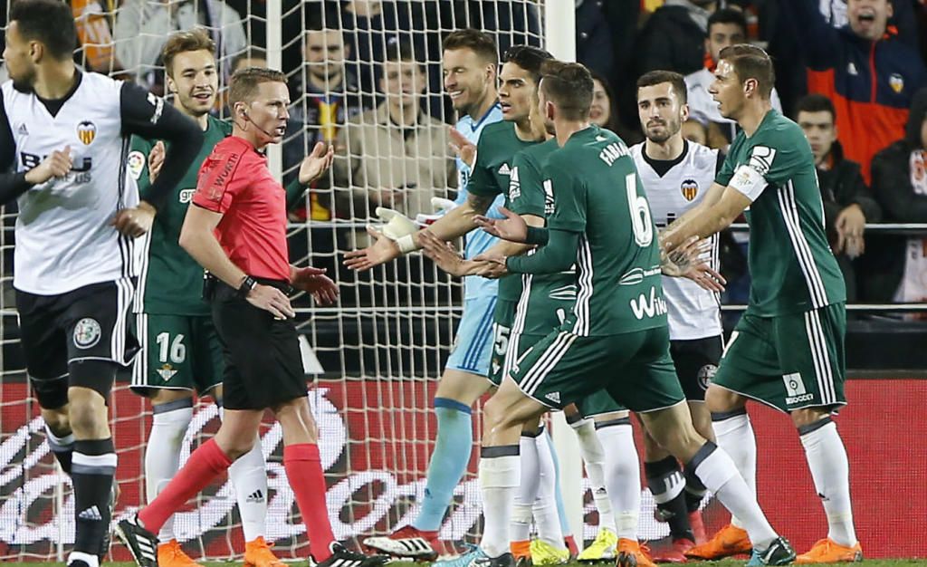 Bartra: "Lo he visto 20 veces y es gol válido"