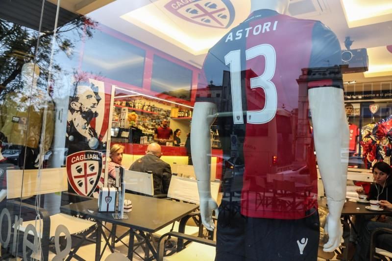 Fiorentina y Cagliari retiran el '13' de Astori "para honrar su memoria"