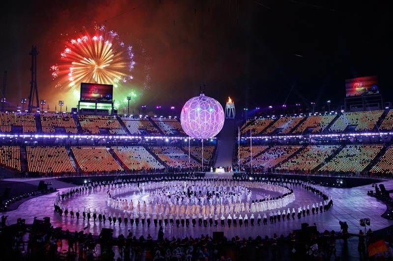 La llama paralímpica brilla en el cielo de PyeongChang