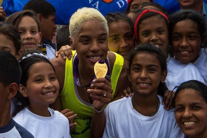 Yulimar Rojas muestra en Caracas su medalla más sufrida y "sentimental"