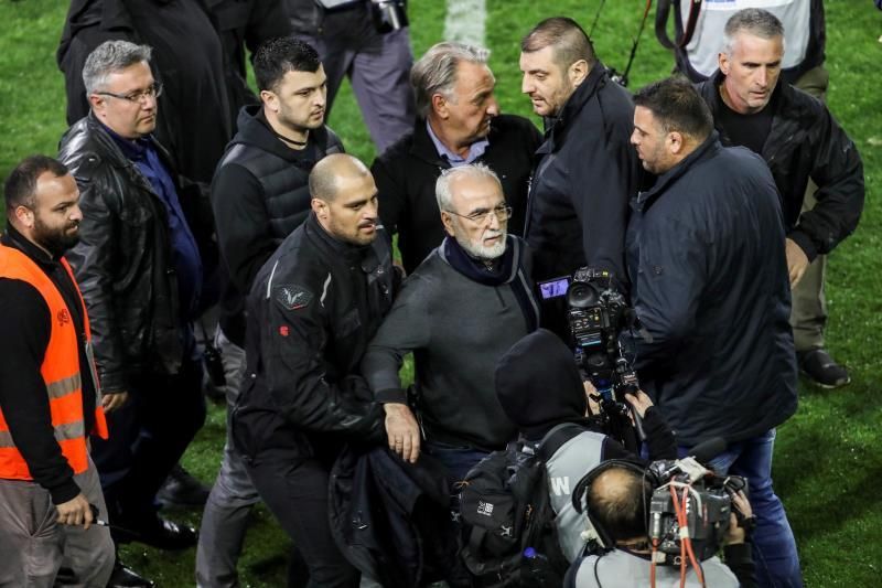 El presidente del PAOK se disculpa por invadir el campo de juego con un arma