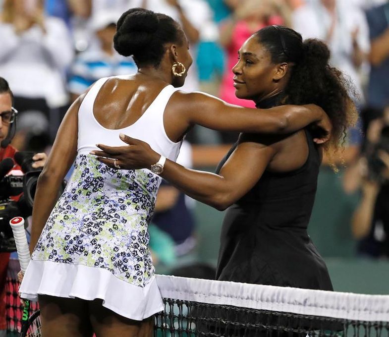 Venus Williams se impone a su hermana Serena y accede a octavos de final