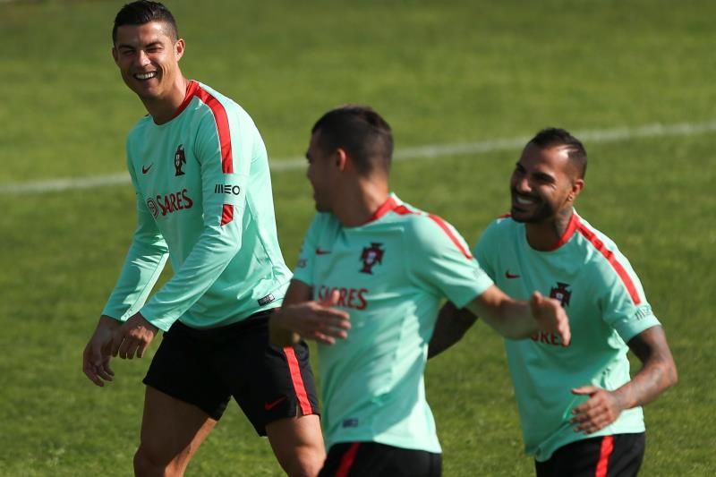 Cristiano, Coentrão, Gomes, Guedes y Beto, convocados para los amistosos de Portugal