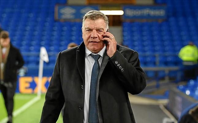 Allardyce estuvo en Old Trafford "viendo a un par de jugadores del Sevilla"