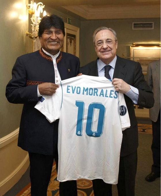 Florentino Pérez regaló a Evo Morales una camiseta del Real Madrid