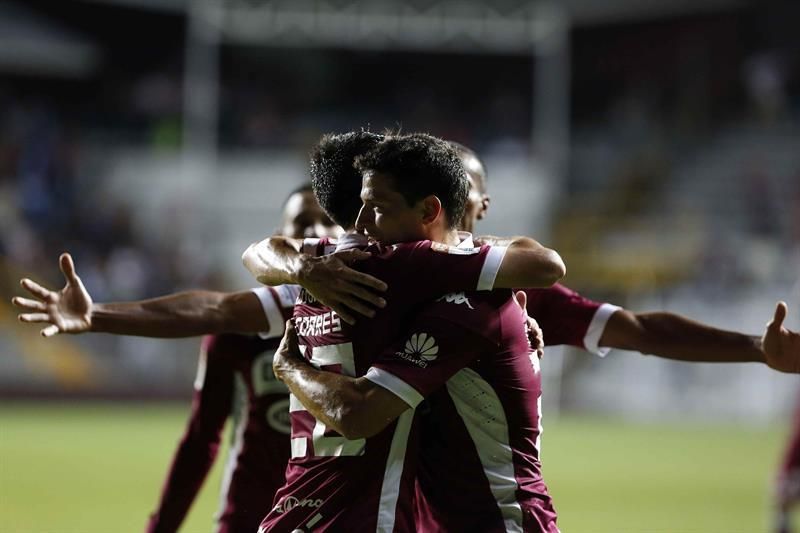 El Saprissa y el Herediano se enfrentan por el liderato del fútbol en Costa Rica