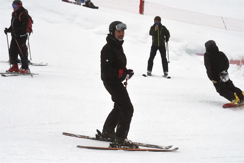 El Rey disfruta de una jornada de esquí en la estación de Aramón Formigal