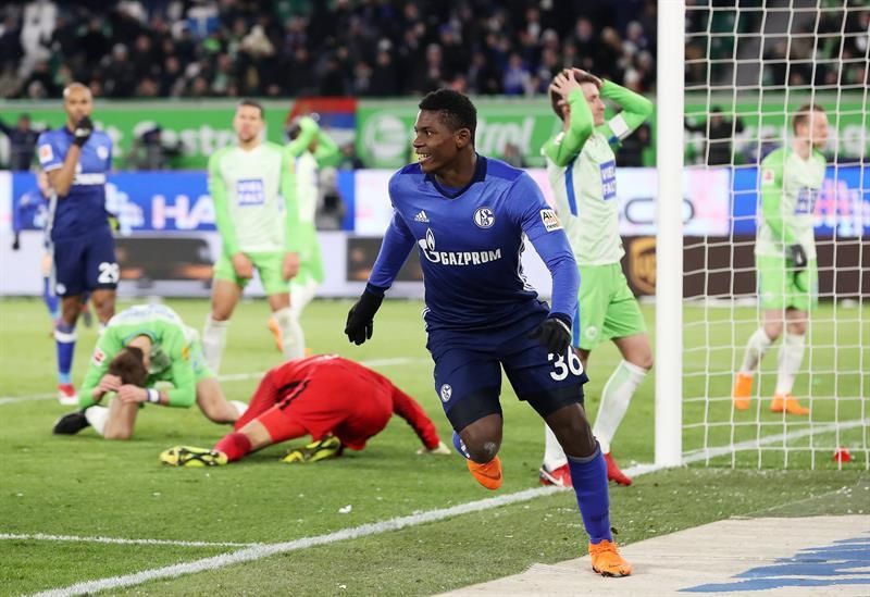El Schalke gana en Wolfsburgo y aplaza el alirón del Bayern