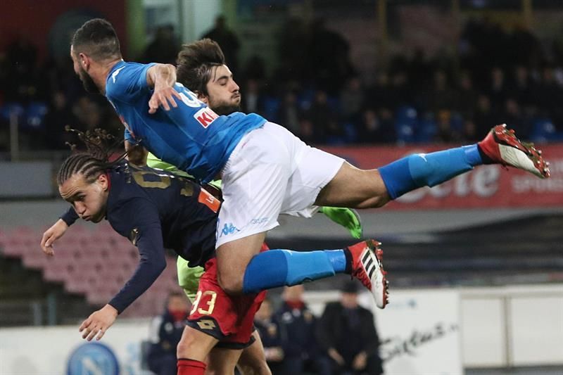 Albiol pone al Nápoles a dos puntos del líder Juventus y el Lazio tropieza