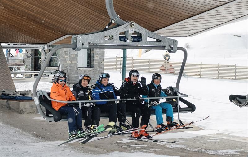 Felipe VI comparte con unos amigos una nueva jornada de esquí en Formigal