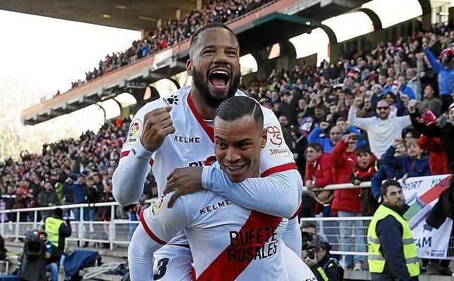 El Rayo se aúpa a la cima y el Córdoba alarga el 'efecto Sandoval'