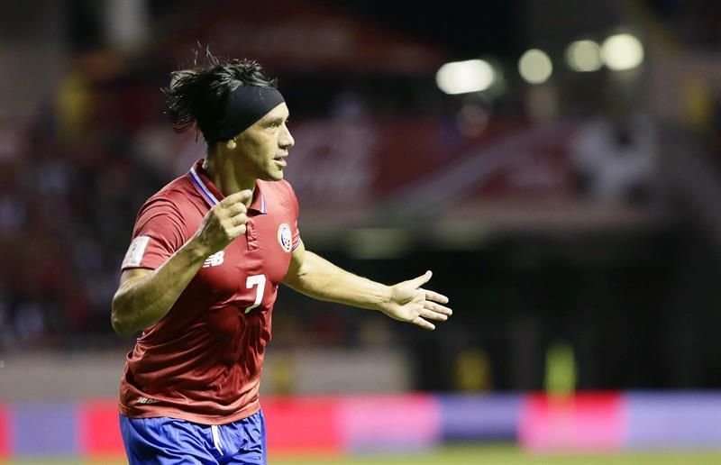 El costarricense Bolaños sufre fractura de tobillo y es duda para el Mundial