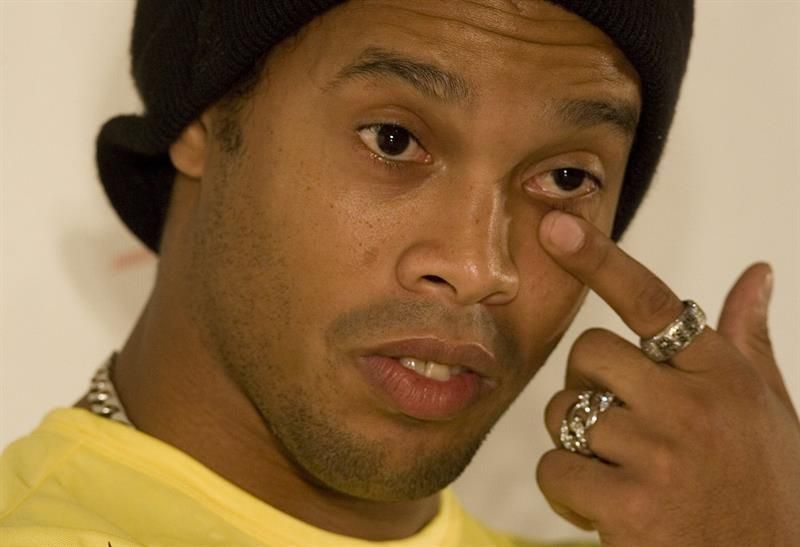 Ronaldinho se afilia a partido evangélico, que le pide ejercer como un '10'