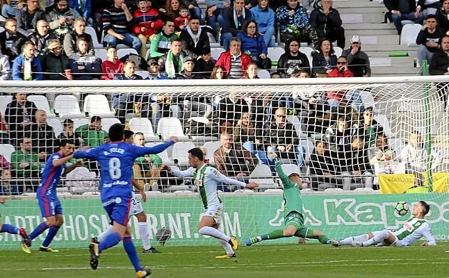 El Sporting frena al Rayo y el Córdoba salva un punto