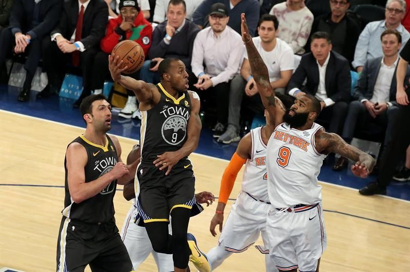 Rockets, mejor marca de su historia, se alejan de los Warriors con Curry lesionado
